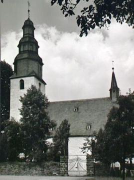 Kirche St. Peter und Paul in Wormbach von Süden
