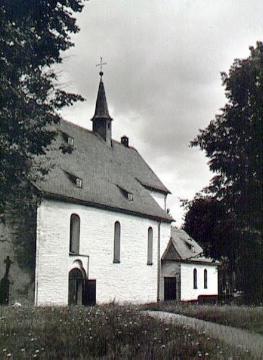 Kirche St. Peter und Paul in Wormbach: Langhaus und Chor von Südosten