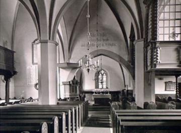 Ev. Pfarrkirche, Rheda: Kirchenraum mit Blick zum Altar