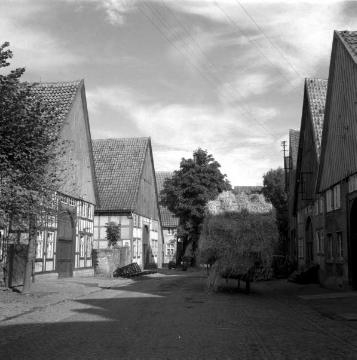 Steinheim, 1952: Altstadtstraße mit Ackerbürgerhäusern und Erntewagen