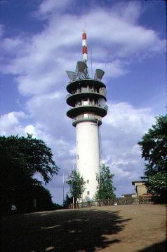 Fernmeldeturm Jakobsberg bei Porta Westfalica-Hausberge, errichtet 1953 am Standort des zuvor abgerissenen Bismarckturms (Aussichtsturm), in Betrieb bis 1979, dann durch einen moderneren Sendeturm ersetzt und abgerissen.