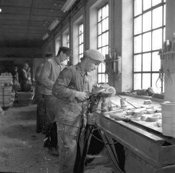 Drechselei in Düdinghausen: Arbeiter bei der Herstellung von Zapfhähnen