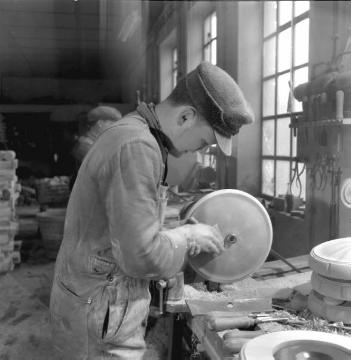 Drechselei in Düdinghausen: Arbeiter bei der Herstellung von Zapfhähnen