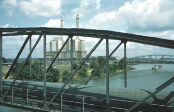 Pipelinebrücke über den Wesel-Datteln-Kanal mit Blick auf ein Kraftwerk der Chemischen Werke Hüls GmbH (Hüls AG)