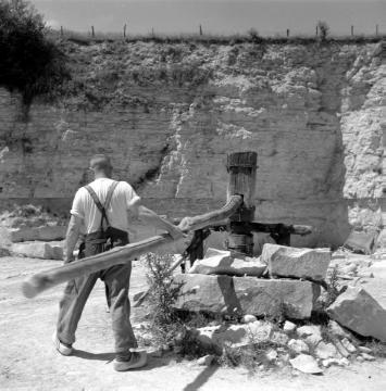 Baumberger Sandstein: Steinhauer bei der Arbeit in einem Steinbruch bei Havixbeck, 1953