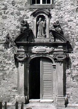 Kloster Grafschaft: Portal am Mittelrisalit des Südflügels