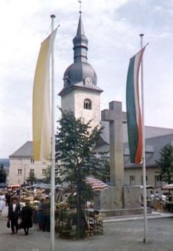 Marktplatz mit kath. Pfarrkirche St. Walburga, errichtet um 1663, Brandzerstörung 1945, Wiederaufbau 1947-1954