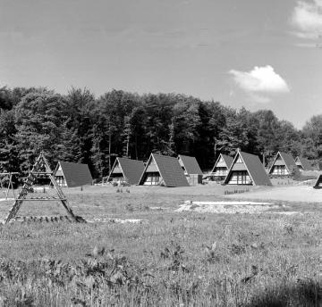 Feriendorf in den Baumbergen nördlich Billerbeck (bei Holtmann), 1973