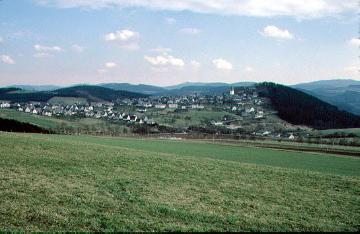 Blick auf Eversberg im Arnsberger Wald vom Schnettenberg im Nord-Westen