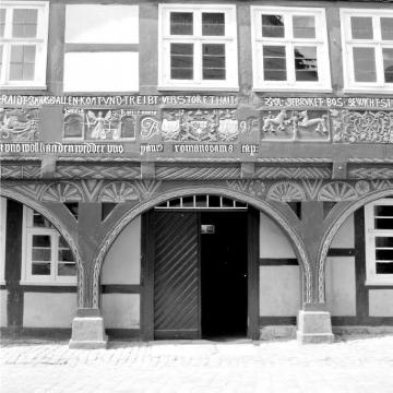 Schwalenberg, Rathaus: Zierbögen mit Balkenschnitzerei und Inschrift an der Eingangsfront (Fachwerkbau der Weserrenaissance, erbaut 1579 und ältestes Haus der Stadt)