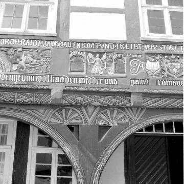 Schwalenberg, Rathaus (erbaut 1579), Detail: Plattdeutsche Inschrift und Schnitzornamentik der Weserrenaissance im Fachwerkgebälk der Hauptfront