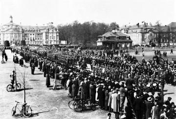 Menschenansammlung vor dem Münsteraner Schloss anläßlich der Beerdigung von General von Einem