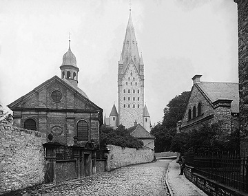 Blick auf die Alexius-Kapelle und den Turm des Liborius-Domes