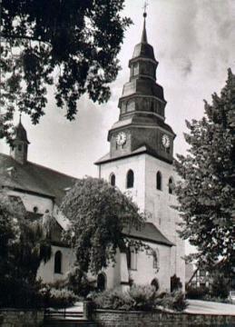 Eversberg, Pfarrkirche St. Johannes Evangelist, um 1970 - erbaut im 13. Jh., Hallenausbau im 16. Jh., Barockhaube von 1712.