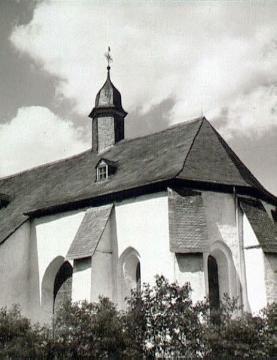 Kath. Pfarrkirche St. Johannes Evangelist, Chor von Südosten - Errichtung im 13. Jh., Hallenausbau im 16. Jh.