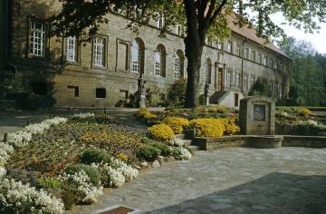 Ehem. Zisterzienserkloster Hardehausen (1140-1803): Konventsgebäude mit Grünanlage (seit 1949 kath. Landvolkshochschule Anton Heinen)
