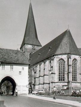 Stadttor "Römer, Wahrzeichen der Stadt, und ev. Pfarrkirche, ehem. St. Margareta, gotische Hallenkirche, erbaut Anfang des 12. Jh.