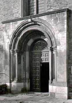 Romanisches Südportal der Kirche St. Cornelius und Cyprian, ehemals Stiftskirche
