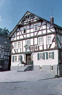Fachwerkgebäude mit Schnitzereien in Neunkirchen