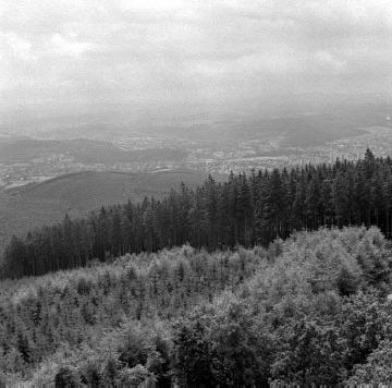 Blick vom Aussichtsturm auf dem Pfannenberg (499 m) nach Norden auf Siegen