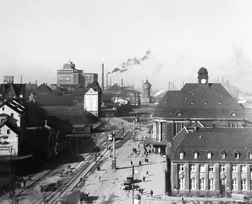 Innenstadtansicht mit Hauptbahnhof, erbaut 1910, zerstört durch Bombenangriff 1944, im Hintergrund links die Dortmunder Union-Brauerei, Aufnahme um 1930?