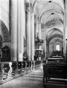 Blick in die St. Clemens-Kirche, romanische Pfeilerbasilika, 12. Jahrhundert
