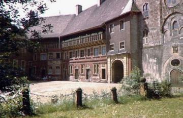 Schloss Rheda, Hofseite: Nebentrakt mit Galerie und Toreinfahrt