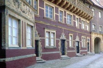 Schloss Rheda, Hofseite: Renaissance-Portale und Erkerwappen des Nebentraktes