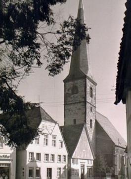 Rheda, 1954: Altstadtpartie mit ev. Pfarrkirche