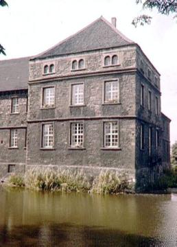 Schloss Strünkede: Eckpavillon des Schlossgebäudes mit Gräfte