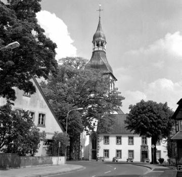 Katholische Pfarrkirche St. Georg und Ketteler-Haus, einstiger Wohnsitz des Wilhelm Emanuel Freiherrn von Ketteler (1811-1877), ehemaliger Bischof von Mainz und 1846-1849 Pfarrer in Hopsten