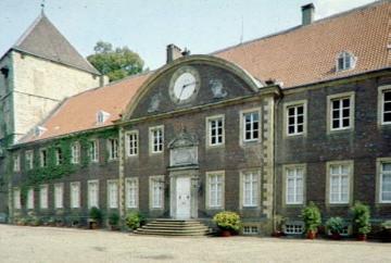 Schloss Rheda, Hofseite: Haupttrakt und Partie des Bibliotheksturmes