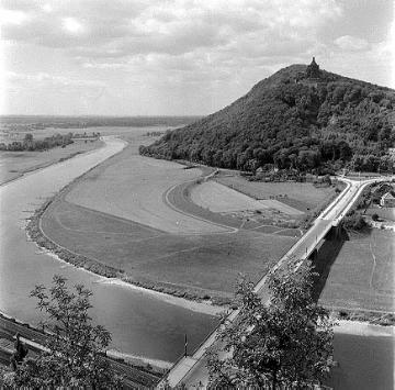 Die Weser bei Porta Westfalica mit Blick zum Kaiser-Wilhelm-Denkmal auf dem Wittekindsberg. Vorn: Straßenbrücke zwischen den Ortsteilen Barkhausen und Hausberge. Ansicht 1958.