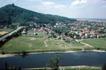 Weser mit Straßenviadukt und Blick auf Barkhausen am Fuße des Wittekindsberg