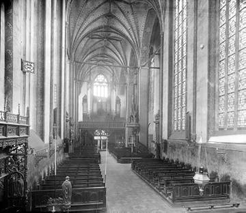 Kirche St. Johannes der Täufer: Innenansicht mit Blick auf die Orgelempore
