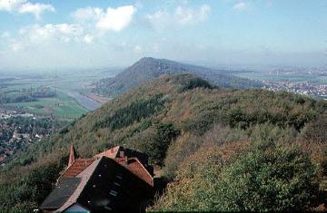 Weserdurchbruch bei Porta Westfalica, 1980. Blick über den Jakobsberg (vorn), westlichster Berg des Wesergebirges, Richtung Wittekindsberg, östlicher Abschluss des Wiehengebirges.