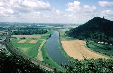 Die Weser bei Porta Westfalica mit Blick zum Kaiser-Wilhelm-Denkmal auf dem Wittekindsberg. Ansicht 1980.