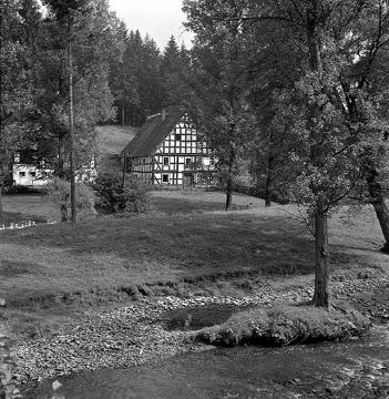 Fachwerkhäuser des alten Dorfes Niederstenhammer (bei Rhode) an der Bigge vor der Flutung der Biggetalsperre im Jahre 1965