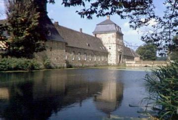 Schloss Lembeck: Vorburg und Torhaus mit Brücke und Gräfte von Südosten