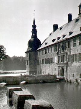 Schloss Lembeck: Hauptburg mit Gräfte und Brücke von Nordosten