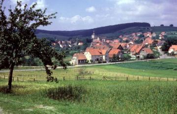 Das Dorf Neuenheerse am Osthang des Eggegebirges, Standort des ehemaligen, 868 gegründeten  "Hochadeligen Kaiserlichen Freiweltlichen" Damenstiftes Heerse