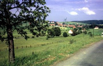 Das Dorf Neuenheerse am Osthang des Eggegebirges, Standort des ehemaligen, 868 gegründeten  "Hochadeligen Kaiserlichen Freiweltlichen" Damenstiftes Heerse