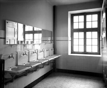Nottuln, Jugendherberge "Annette-von-Droste-Hülshoff": Blick in den Waschraum, geschätzt 1940er Jahre