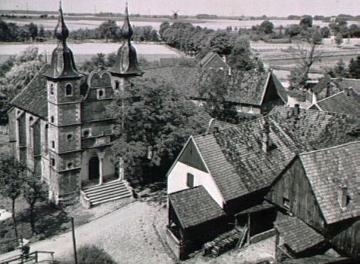 Schloss Raesfeld: Blick vom Turm auf die Kapelle St. Sebastian und Wirtschaftsgebäude, um 1940?
