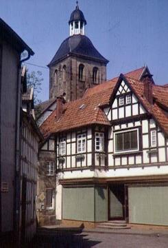 Altstadtviertel mit dem Turm der ev. Stadtkirche, ehemals St. Georg