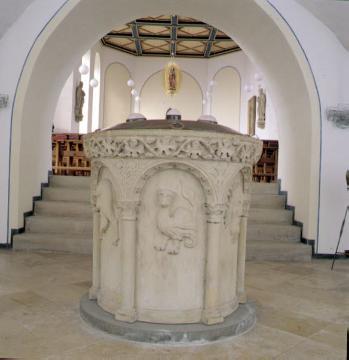 Kath. Pfarrkirche St. Nikolaus: Taufstein mit Rankenfries und Arkadengliederung, Romanik, 2. Hälfte 13. Jahrhundert