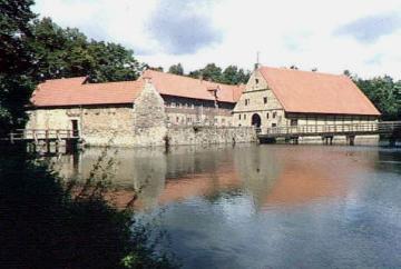 Burg Vischering: Die Vorburggebäude von Südosten