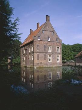 Haus Welbergen: Herrenhaus von 1560- 1570 und Gräfte von Südwesten