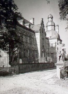 Schloss Overhagen, Hauptfront mit Brücke - Bj. 1619, Baumeister Laurenz von Brachum, Lipperenaissance, ab 1962 Gymnasium