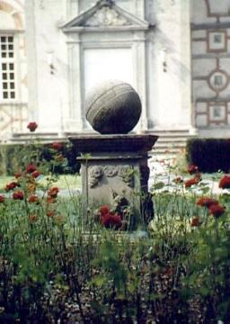 Schloss Overhagen: Astrologische Skulptur vor dem Portal